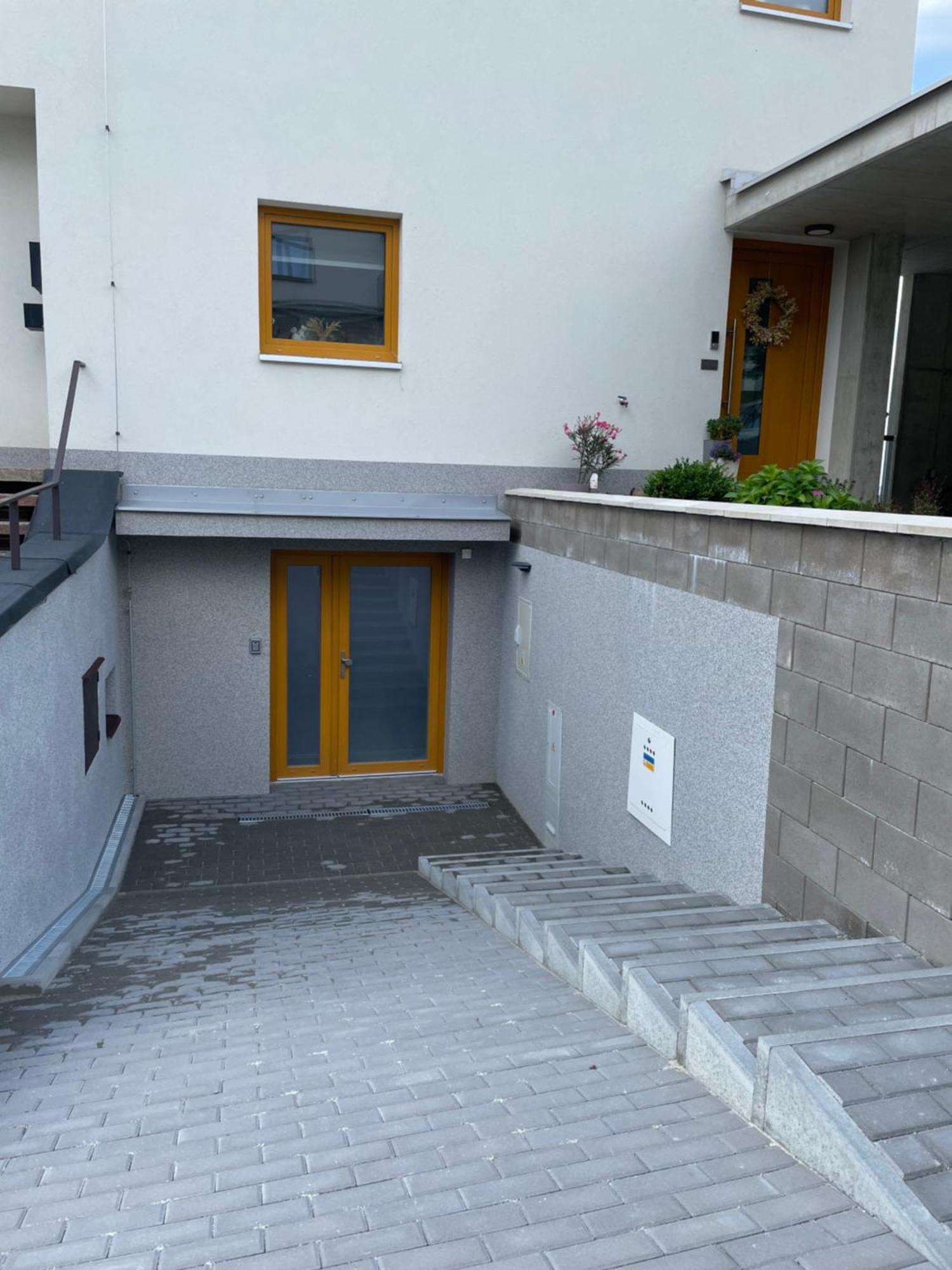 Soukromý pokoj s kuchyní a koupelnou v řadovce Nove Mesto na Morave Exterior foto